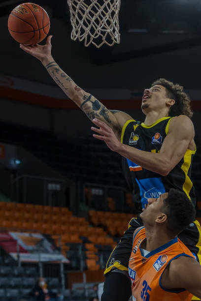 激烈角逐即 激烈角逐即